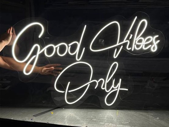 неоновая вывеска в кафе Lucum (г.Павлодар)