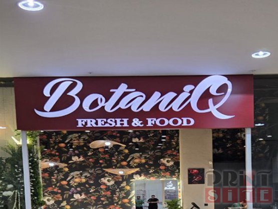 Световой короб с прорезанными буквами лицевой стороны «Botaniq»